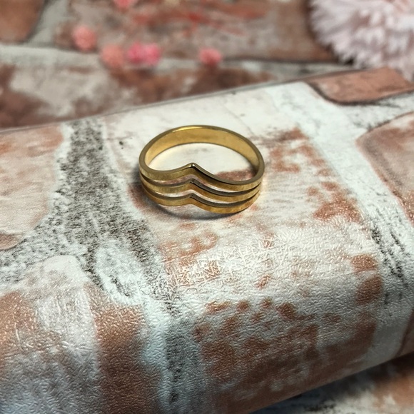 Stainless Steel Gold Unique Cutout Design Ring Sz 10 - Picture 3 of 3